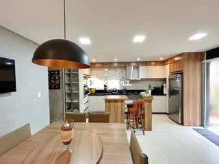 Foto de uma sala de jantar com cozinha moderna em um imóvel.