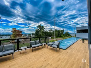 Vista de uma área externa com piscina e deck.