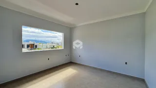 Sala de estar com vista para a paisagem externa.