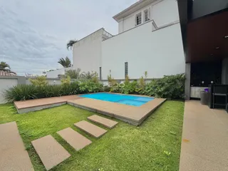 Vista externa de uma residência com piscina e jardim em Lajeado, Brasil.