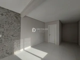 Vista interna de um corredor com parede decorada em um imóvel.