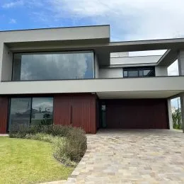 Fachada de uma residência moderna com garagem em Lajeado, Brasil.