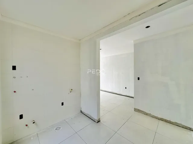 Hall da frente com piso de cerâmica branca.