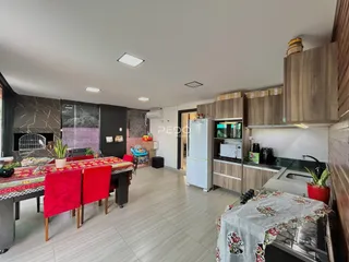Foto de uma área de estar e cozinha em um imóvel em Lajeado.