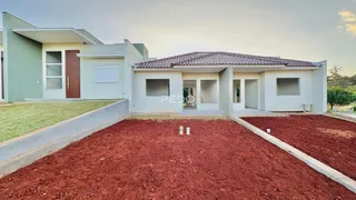 Fachada de uma casa moderna com terreno em terra em Lajeado, Brasil.