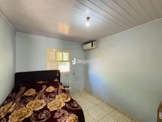 Quarto com cama e janela em um imóvel no Brasil.