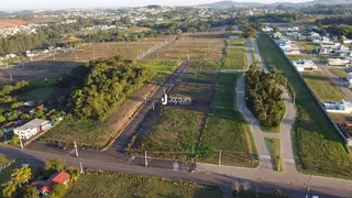 Vista aérea de uma propriedade rural com campos e estradas.