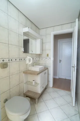 Foto de um banheiro com revestimento de cerâmica branca.
