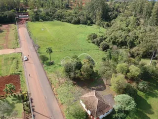 Vista aérea de uma propriedade rural com área verde e estrada adjacente em Lajeado.