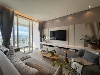 Sala de estar moderna com grande janela de vista para a paisagem.