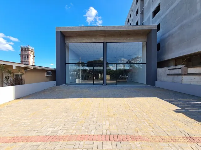 Fachada moderna de um imóvel em Lajeado, Brasil, com piso de ladrilhos claros.