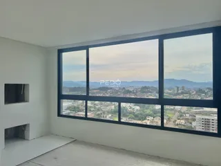 Vista panorâmica da paisagem urbana de Lajeado através de uma grande janela.