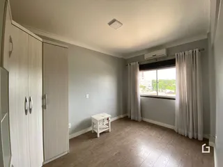 Esta é uma foto do interior de uma sala de estar com piso de madeira clara.