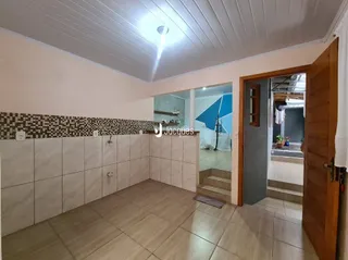 Vista interna de um ambiente com piso de cerâmica e revestimento de parede.