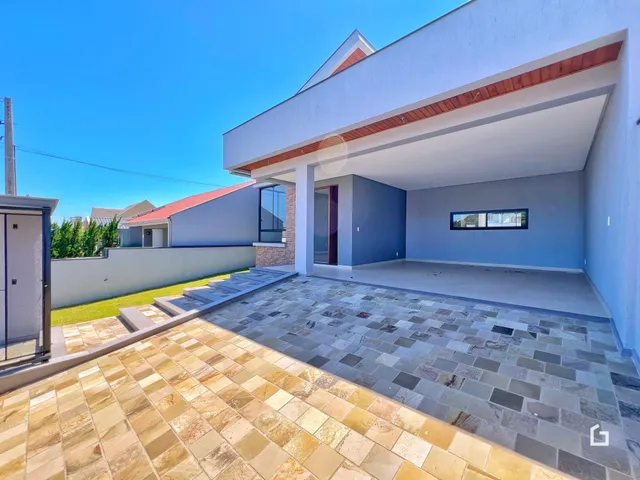 Fachada de uma casa moderna em Lajeado, Brasil, com área externa pavimentada.