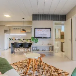 Foto de uma sala de estar interna com mesa de centro e decoração moderna.
