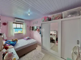 Quarto com cama e armários em uma residência.
