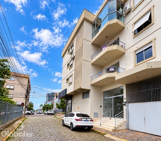 Fachada de um prédio residencial em Lajeado, Brasil, com varandas e estrutura de concreto.