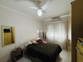Quarto interno com cama e janela.