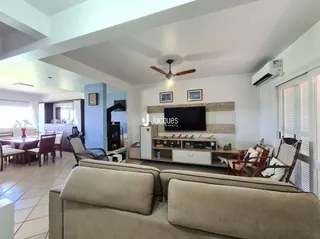 Sala de estar com sofá e televisão.