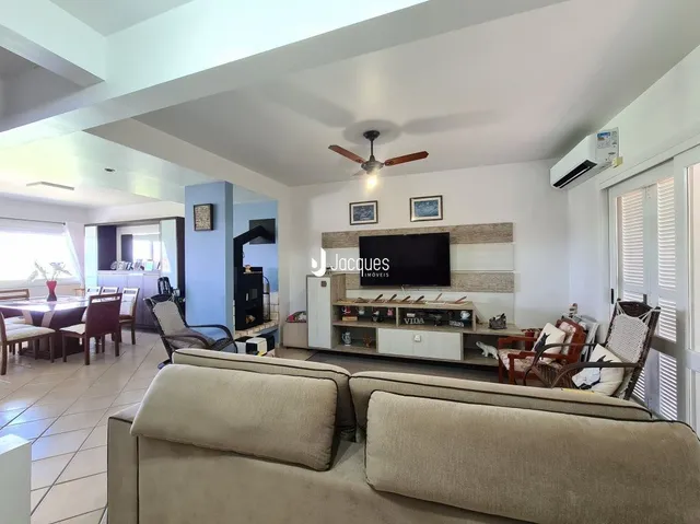 Sala de estar com sofá e televisão.