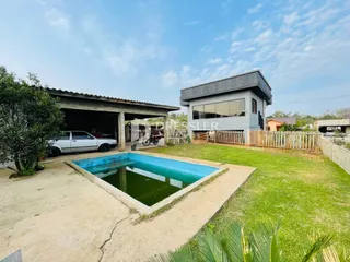 Vista externa de uma residência com quintal e piscina em Lajeado, Brasil.