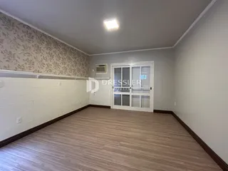 Foto de um ambiente interno com piso de madeira e parede decorada.