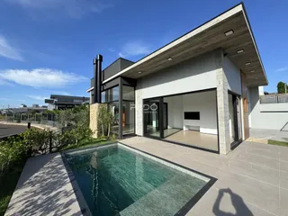 Fachada moderna de uma casa em Lajeado, Brasil, com área de piscina ao ar livre.