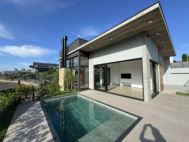 Fachada moderna de uma casa em Lajeado, Brasil, com área de piscina ao ar livre.