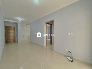 Hall de entrada com piso de cerâmica claro e paredes em tom neutro.