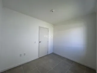 Ambiente interno de um cômodo com paredes brancas e piso de cerâmica.