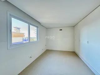 Ambiente interno de uma sala com grande janela em um imóvel em Lajeado.