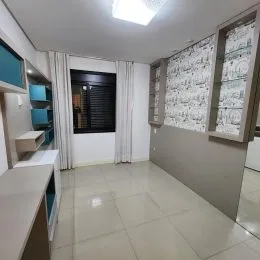 Sala de estar com piso de cerâmica e paredes claras.