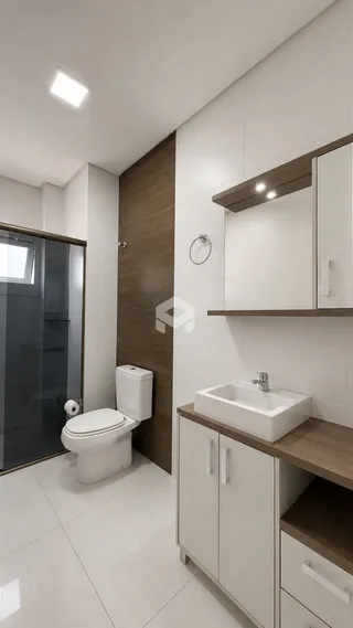 Foto de um banheiro moderno com revestimento de madeira e piso branco.