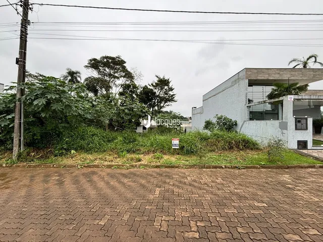 Fachada de uma residência em Lajeado, Brasil, com vegetação ao fundo.