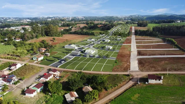 Vista aérea de terras agrícolas e áreas verdes na região de Lajeado.