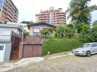 Fachada de uma residência em Lajeado, Brasil, com garagem e jardim.
