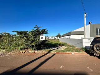 Vista externa de uma propriedade em Lajeado, Brasil, mostrando a fachada com vegetação rasteira no primeiro plano.