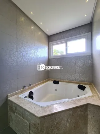 Foto de um banheiro com banheira e revestimento de mármore.