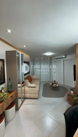 Sala de estar com sofá e piso de cerâmica clara.
