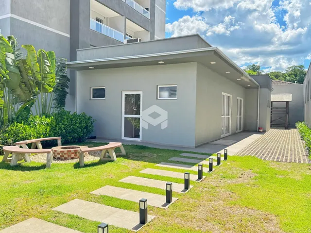 Fachada de uma casa moderna em Lajeado, Brasil, com jardim e área externa.