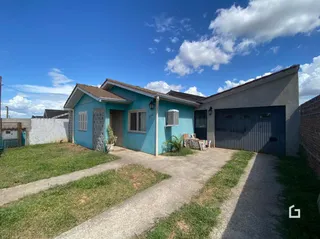 Fachada de uma casa em Lajeado, Brasil, com jardim e garagem.