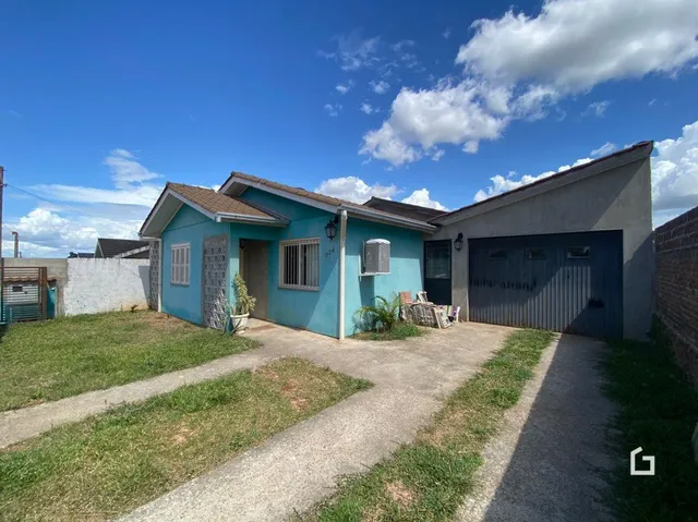 Fachada de uma casa em Lajeado, Brasil, com jardim e garagem.