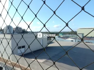Vista externa da propriedade em Lajeado, Brasil, visível através de uma cerca.