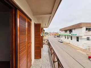 Vista da fachada de um imóvel em Lajeado, Brasil, com uma área externa.