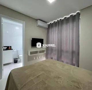 Quarto com cama grande e ar-condicionado instalado.