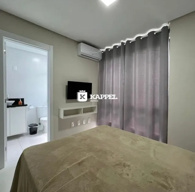 Quarto com cama grande e ar-condicionado instalado.