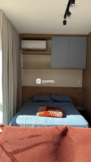 Quarto com cama e armário em um ambiente interno.