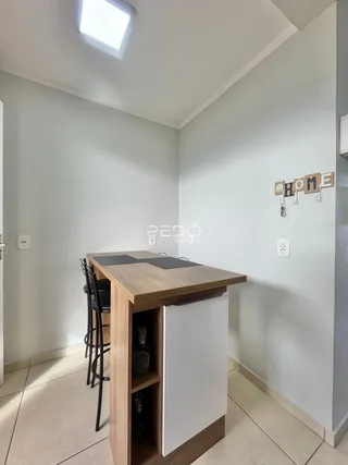 Vista interna de um ambiente com paredes brancas e piso claro.