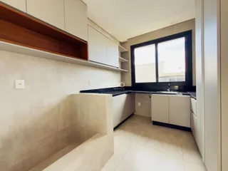 Interior de uma cozinha com área de banho em um imóvel em Lajeado.